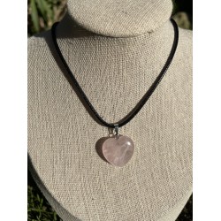 Pendentif en pierre naturelle de quartz rose en forme de coeur