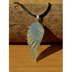 pendentif en calcite bleue , en forme d'aile d'ange