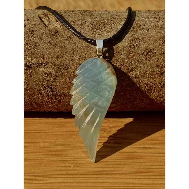 pendentif en calcite bleue , en forme d'aile d'ange