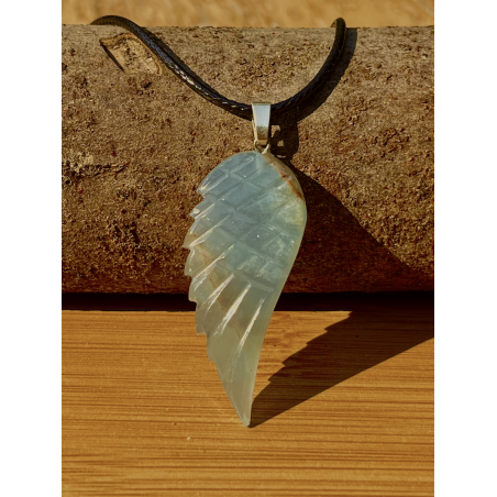 pendentif en calcite bleue , en forme d'aile d'ange