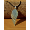 pendentif en calcite bleue , en forme d'aile d'ange
