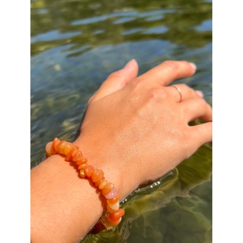 Bracelet en Aventurine orange perles chips naturelles porté au poignet, pierre de vitalité et de joie en lithothérapie.