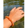 Bracelet en Aventurine orange perles chips naturelles porté au poignet, pierre de vitalité et de joie en lithothérapie.
