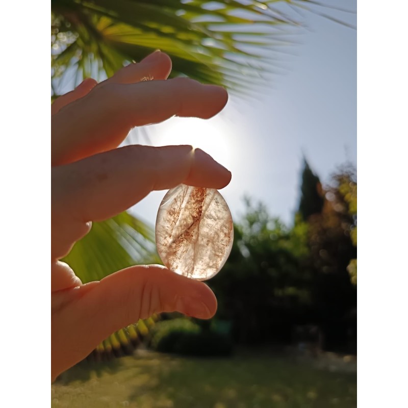 Galet en Quartz Hématoïde qualité AA, tenu à la lumière du soleil – provenance Brésil.