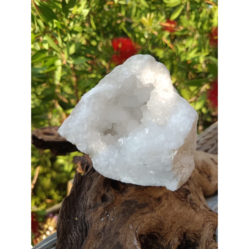 Géode de cristal de roche, origine Maroc. Pièce unique aux reflets scintillants