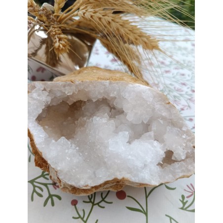 Magnifique géode de cristal de roche de 762 grammes parfaite pour purifier et recharger vos minéraux