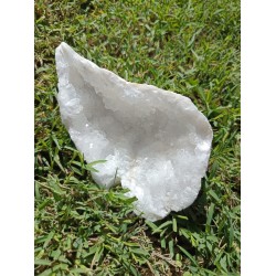 Géode marocaine en cristal de roche, 416 g : forme goutte, cristaux lumineux, pièce rare et authentique.