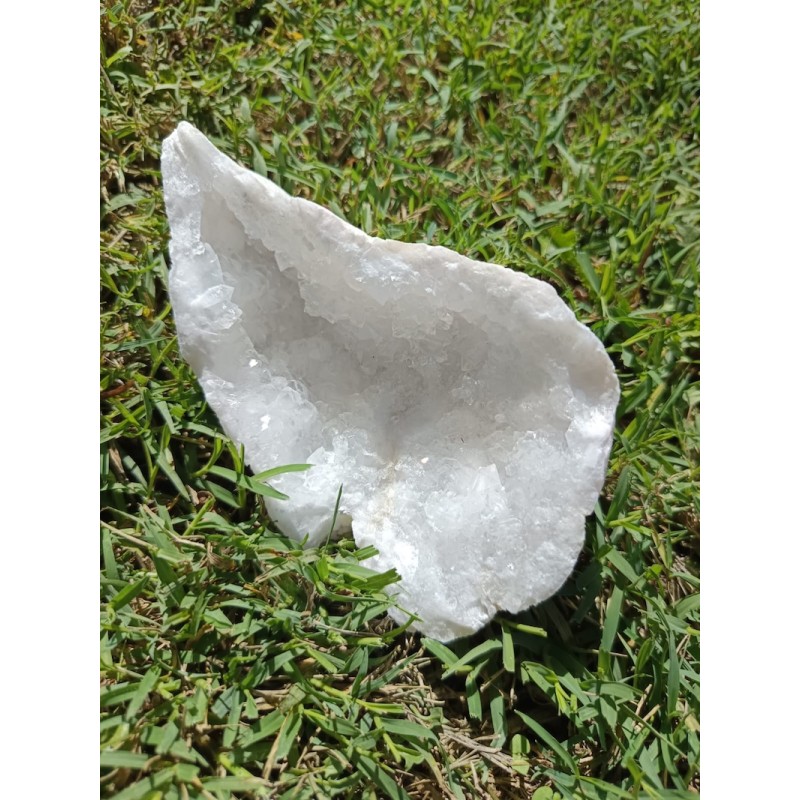 Géode marocaine en cristal de roche, 416 g : forme goutte, cristaux lumineux, pièce rare et authentique.