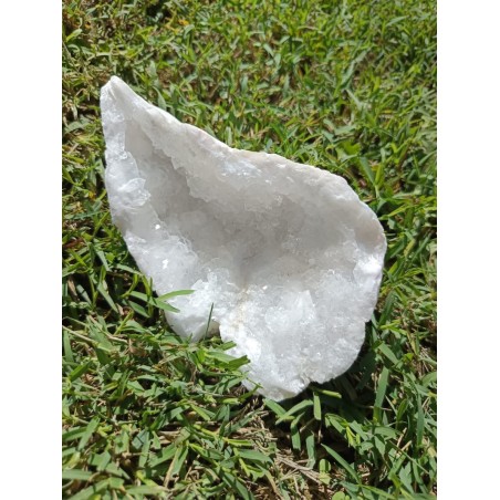Géode marocaine en cristal de roche, 416 g : forme goutte, cristaux lumineux, pièce rare et authentique.