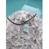 pendentif en aigue marine brute présenté sur galet, bijou artisanal et pierre naturelle