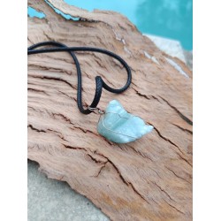 vue de détail du pendentif en aigue marine brute sur support bois, couleurs et texture naturelles