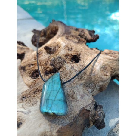 pendentif labradorite , pierre percée de 15 grammes environ